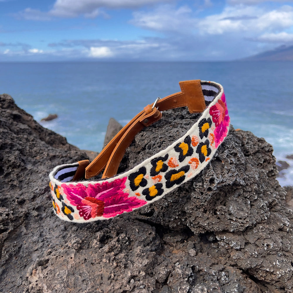 "Flores de Leopardo" Embroidered Strap Hiptipico
