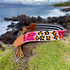 "Flores de Leopardo" Embroidered Strap Hiptipico
