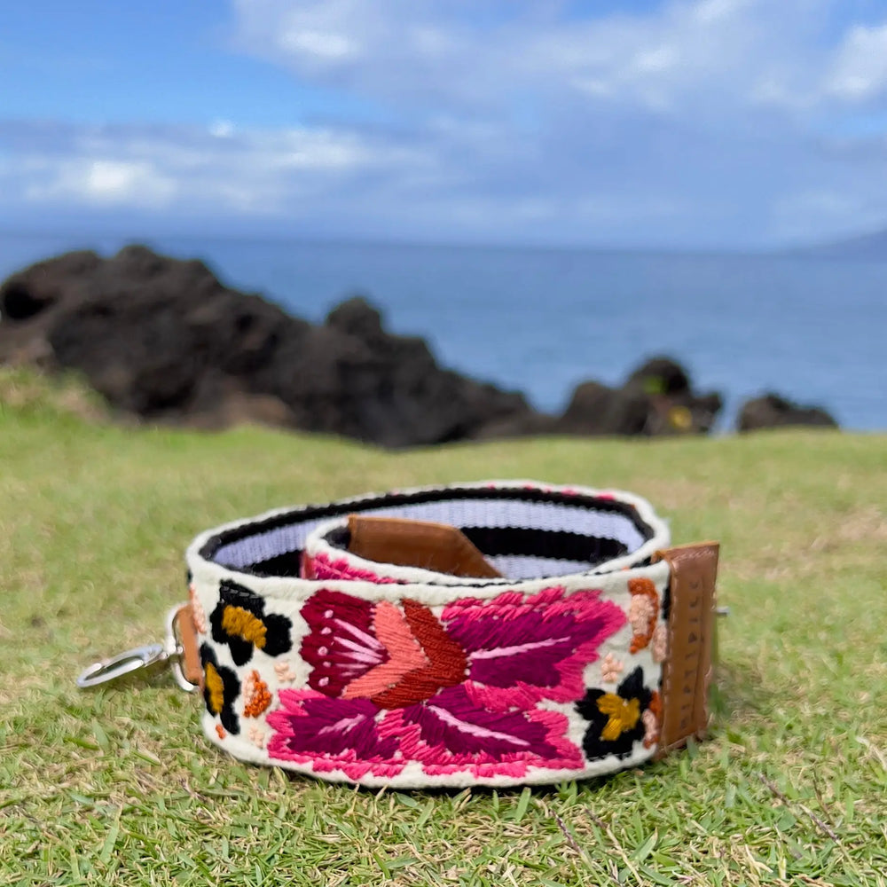 "Flores de Leopardo" Embroidered Strap Hiptipico