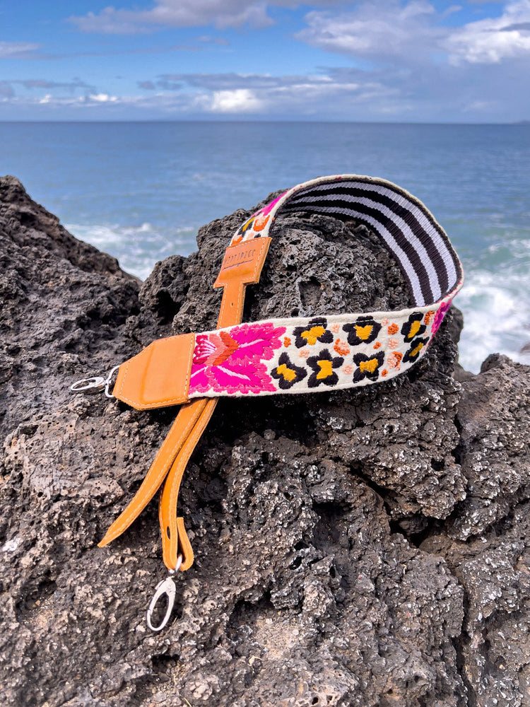 "Flores de Leopardo" Embroidered Strap Hiptipico