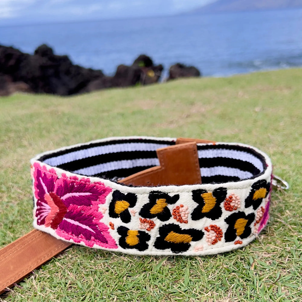 "Flores de Leopardo" Embroidered Strap Hiptipico