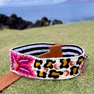 "Flores de Leopardo" Embroidered Strap Hiptipico