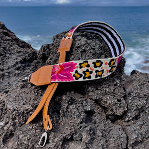 "Flores de Leopardo" Embroidered Strap Hiptipico