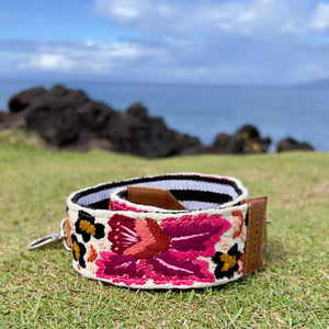 "Flores de Leopardo" Embroidered Strap Hiptipico